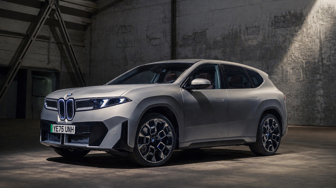 Silberner BMW SUV in Lagerhalle mit markanten LED-Scheinwerfern und modernem Design.