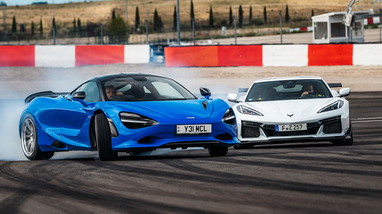 Zwei Sportwagen, ein blauer McLaren und ein weißer Chevrolet, driften auf einer Rennstrecke.
