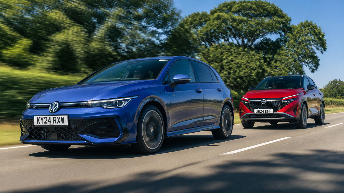 Zwei moderne Kompaktwagen, blau VW und rot Nissan, fahren auf einer Landstraße mit Bäumen im Hintergrund.