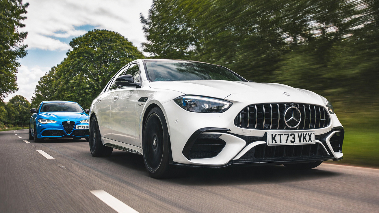 Weiße Mercedes-AMG Limousine und blauer Alfa Romeo auf Landstraße mit Bäumen im Hintergrund.