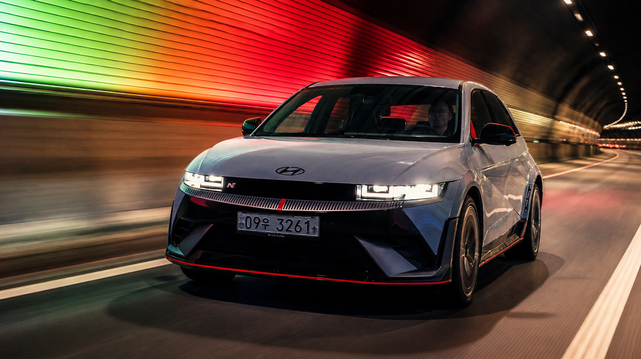 Hyundai Ioniq 5 N fährt in beleuchtetem Tunnel mit rotem Licht an der Wand in schneller Bewegung.