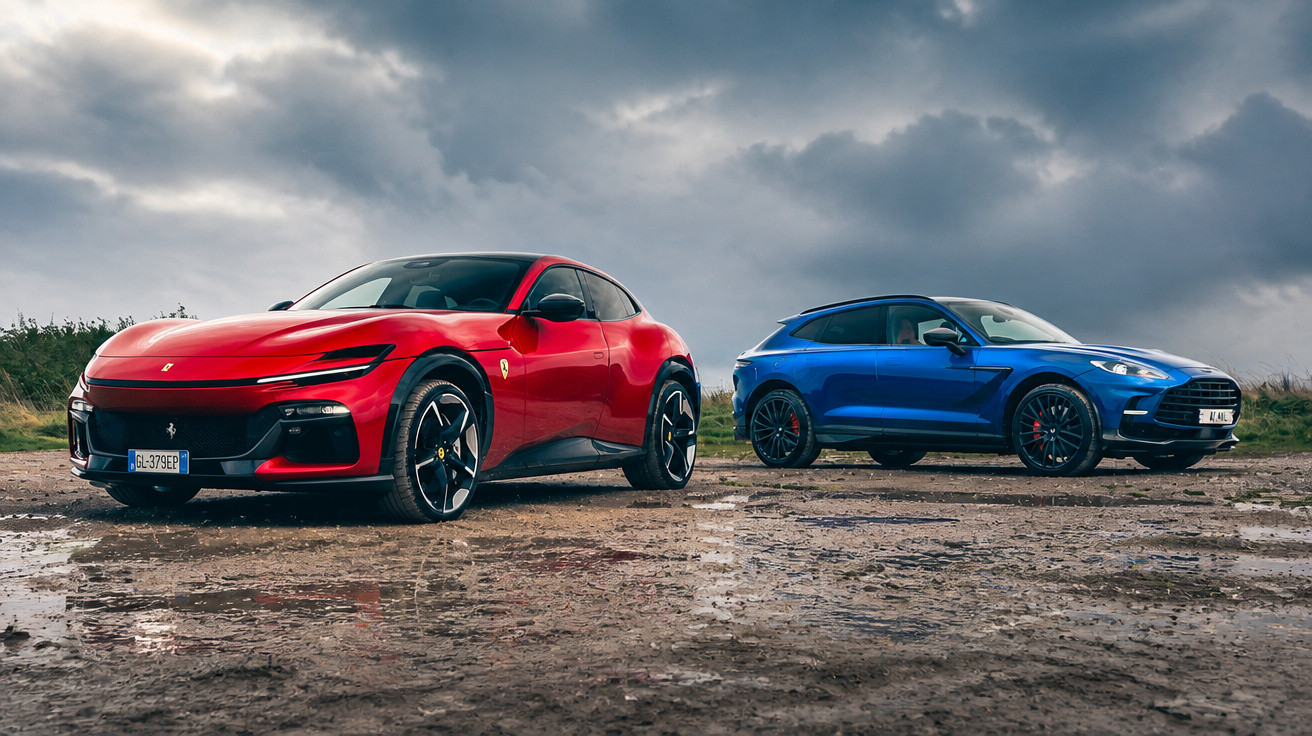 Rotes und blaues Luxus-SUV parken auf matschigem Gelände unter bewölktem Himmel.