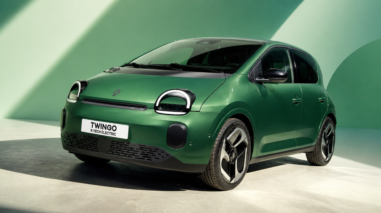 Grüner Renault Twingo E-Tech Electric Kleinwagen vor grünem Hintergrund in hellem Licht.