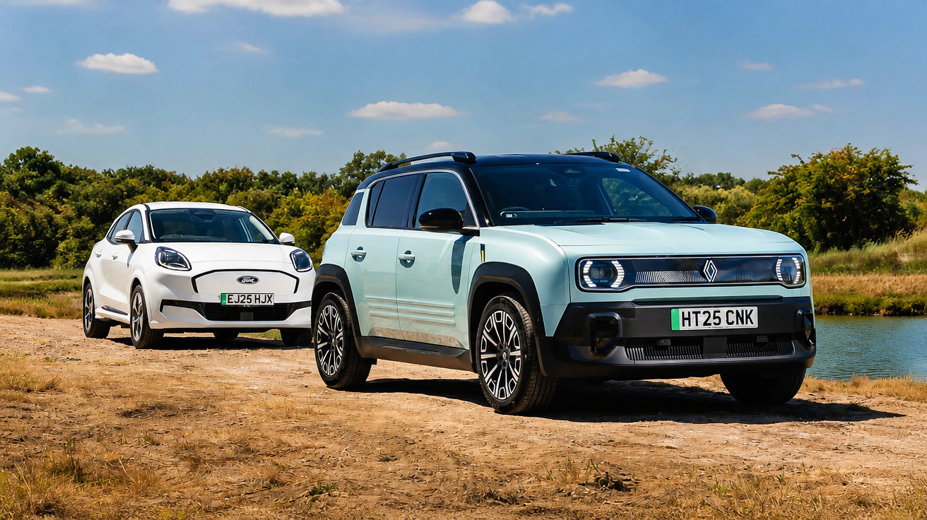 Zwei moderne Elektroautos parken auf einem Feldweg neben einem kleinen See unter blauem Himmel.