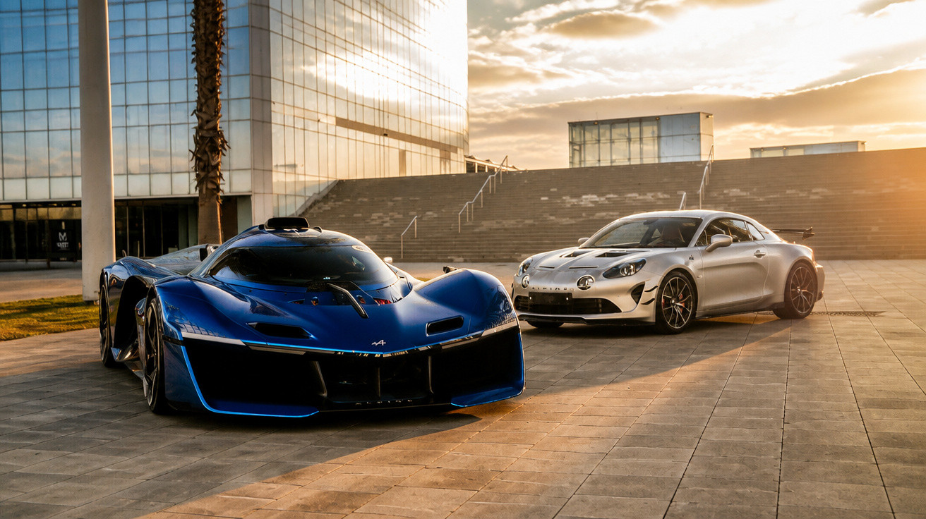 Zwei sportliche Autos, ein blauer Rennwagen und ein silberner Sportwagen, vor modernem Gebäude bei Sonnenuntergang.