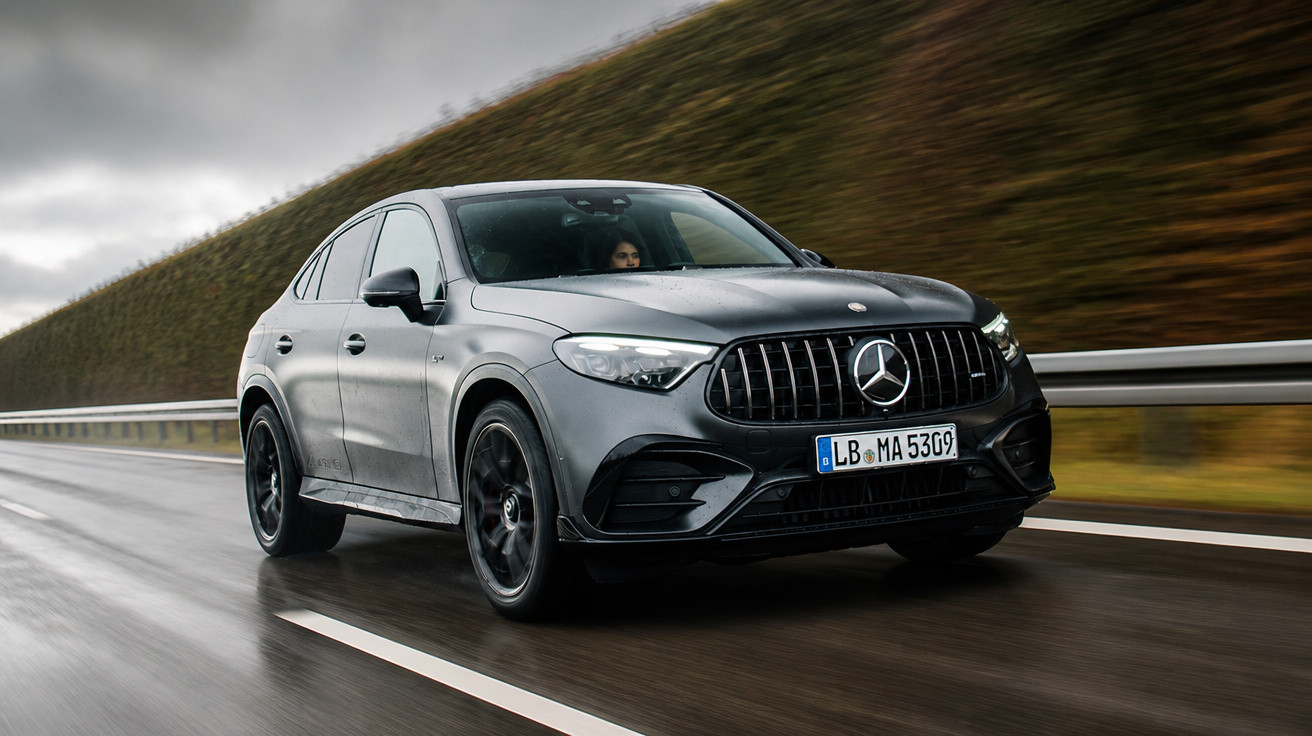 Dunkelgrauer Mercedes-Benz SUV fährt bei regennasser Straße auf Autobahn mit Fahrer.