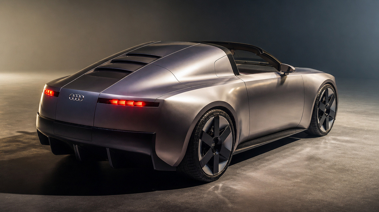 Audi Elektro-Sportwagen in mattem Grau mit futuristischem Design und markanten Rücklichtern in Studio-Umgebung.