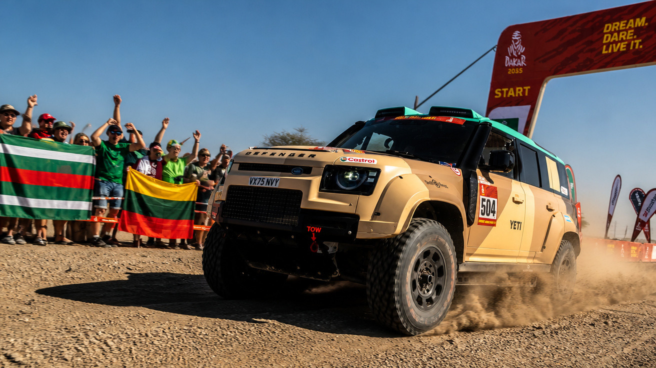 Geländewagen mit Startnummer 504 startet bei Dakar Rallye vor jubelnden Zuschauern und Flaggen im Staub.