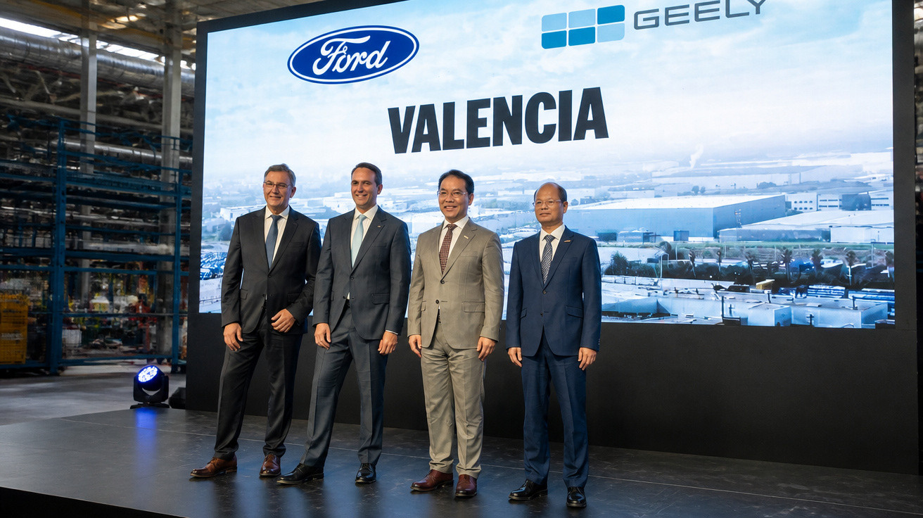 Vier Männer in Anzügen stehen vor einer großen Leinwand mit Ford- und Geely-Logos und dem Schriftzug Valencia.