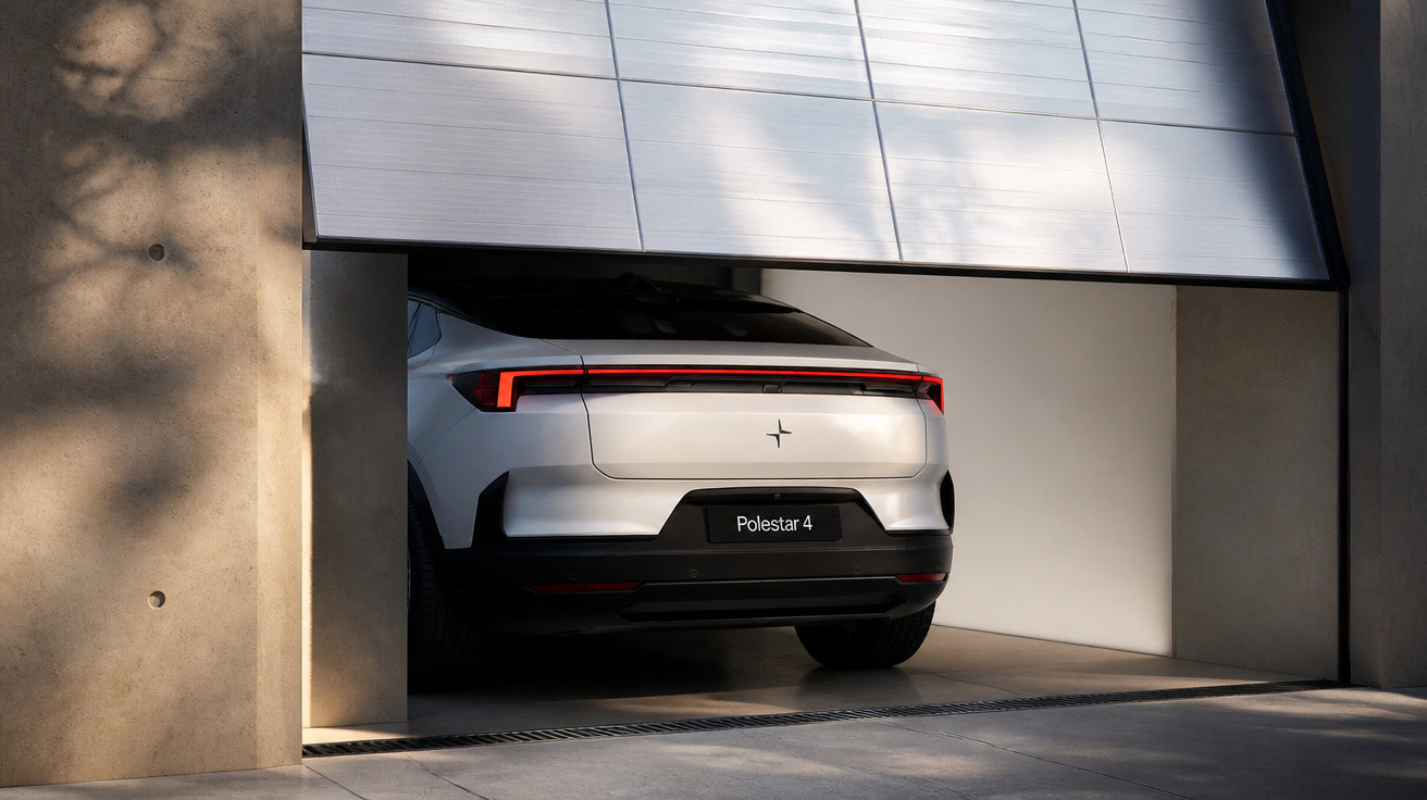 Weißes Elektroauto Polestar 4 fährt in eine moderne Garage mit halbgeöffneter Tür.