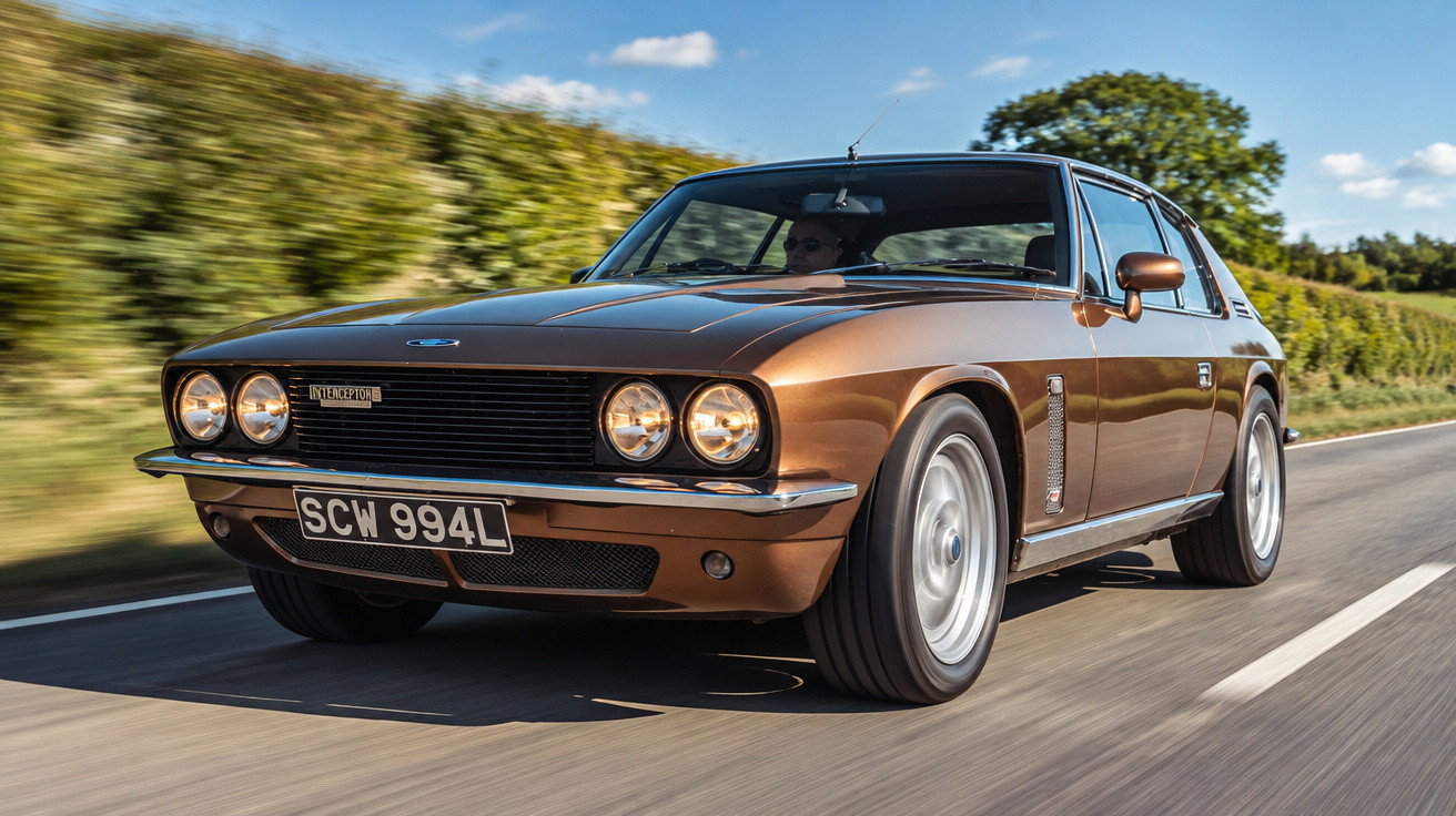 Braunes klassisches Interceptor-Automobil auf Landstraße bei sonnigem Wetter, Fahrer sichtbar.