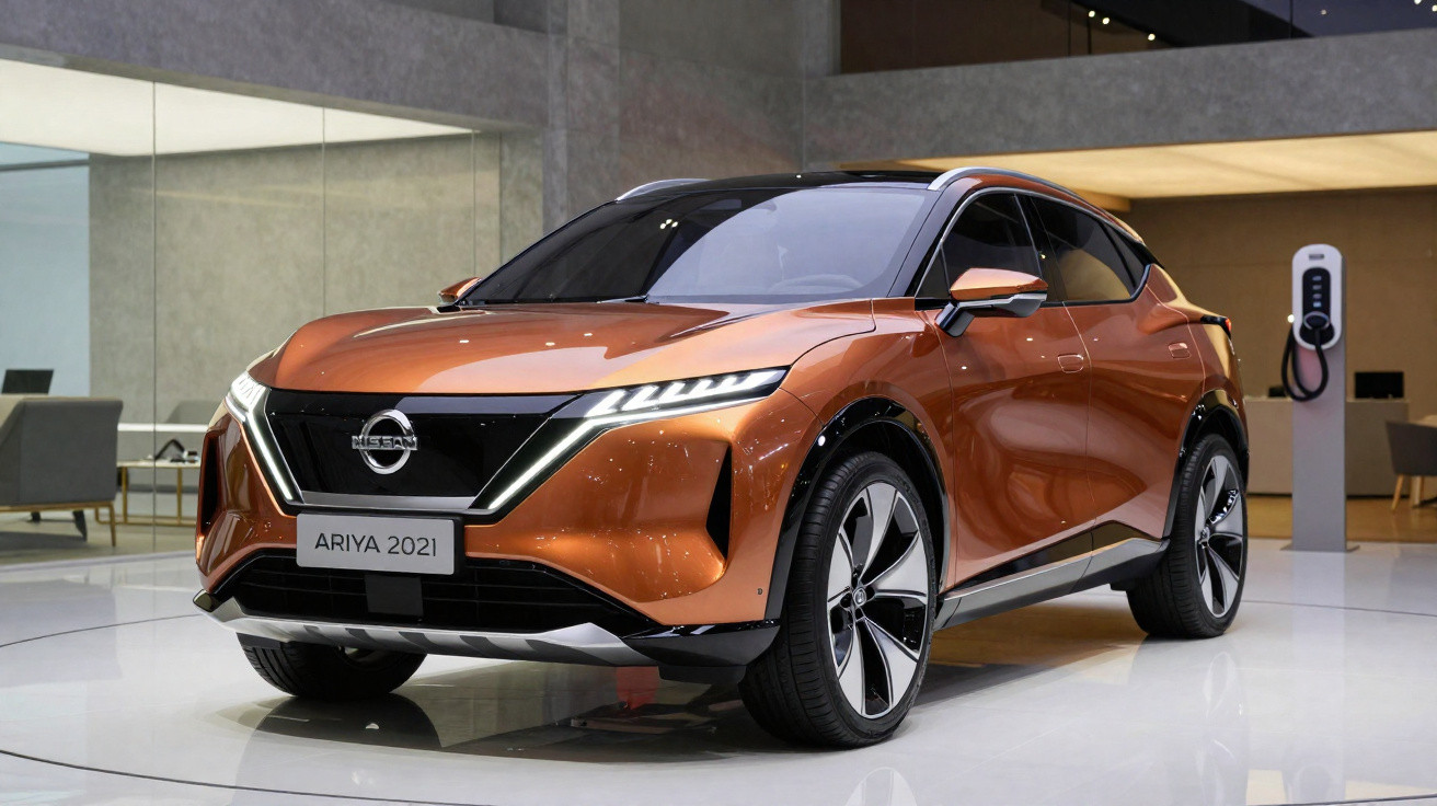 Nissan Ariya 2021 Elektro-SUV in Orange auf Messe mit Ladestation im Hintergrund.