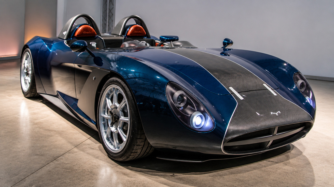 Dunkelblauer, zweisitziger Roadster mit Carbon-Motorhaube und polierten Felgen in moderner Ausstellungsumgebung.